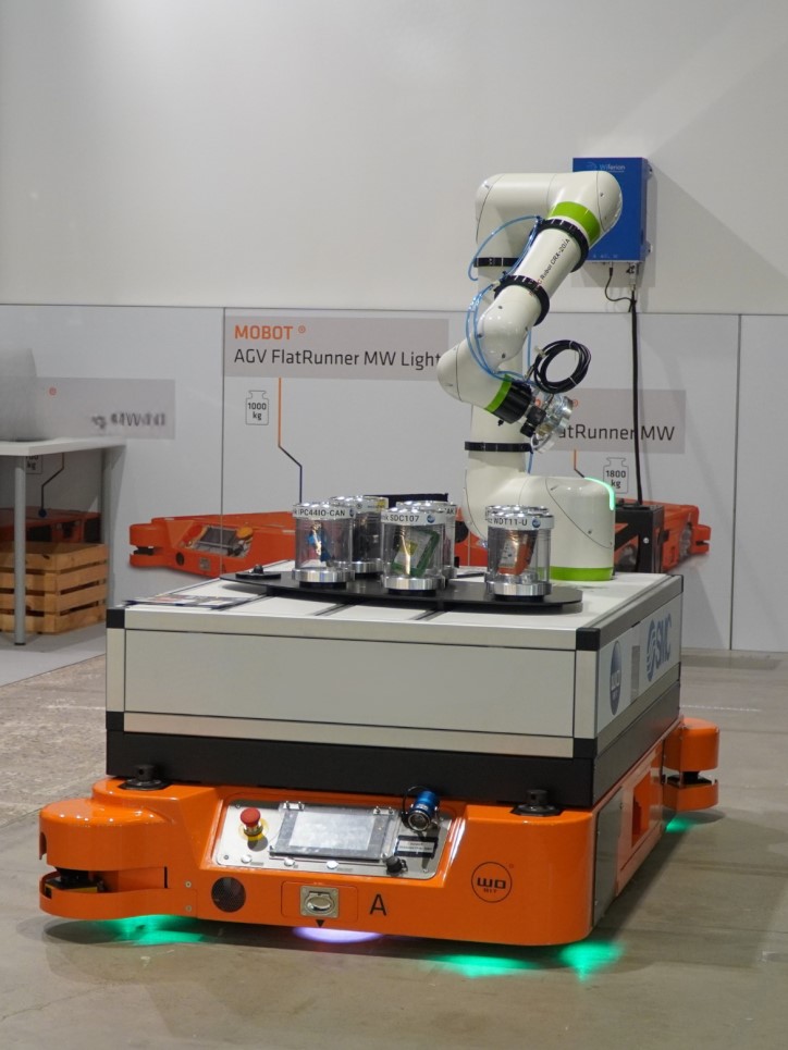 Wózek AGV z ramieniem robota